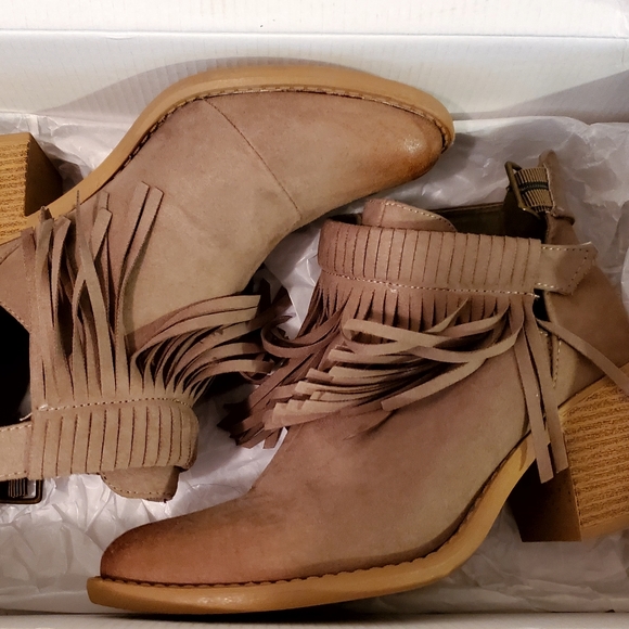 Maurices-Jasmine Fringe Bootie Taupe sz. 7 - Picture 3 of 7